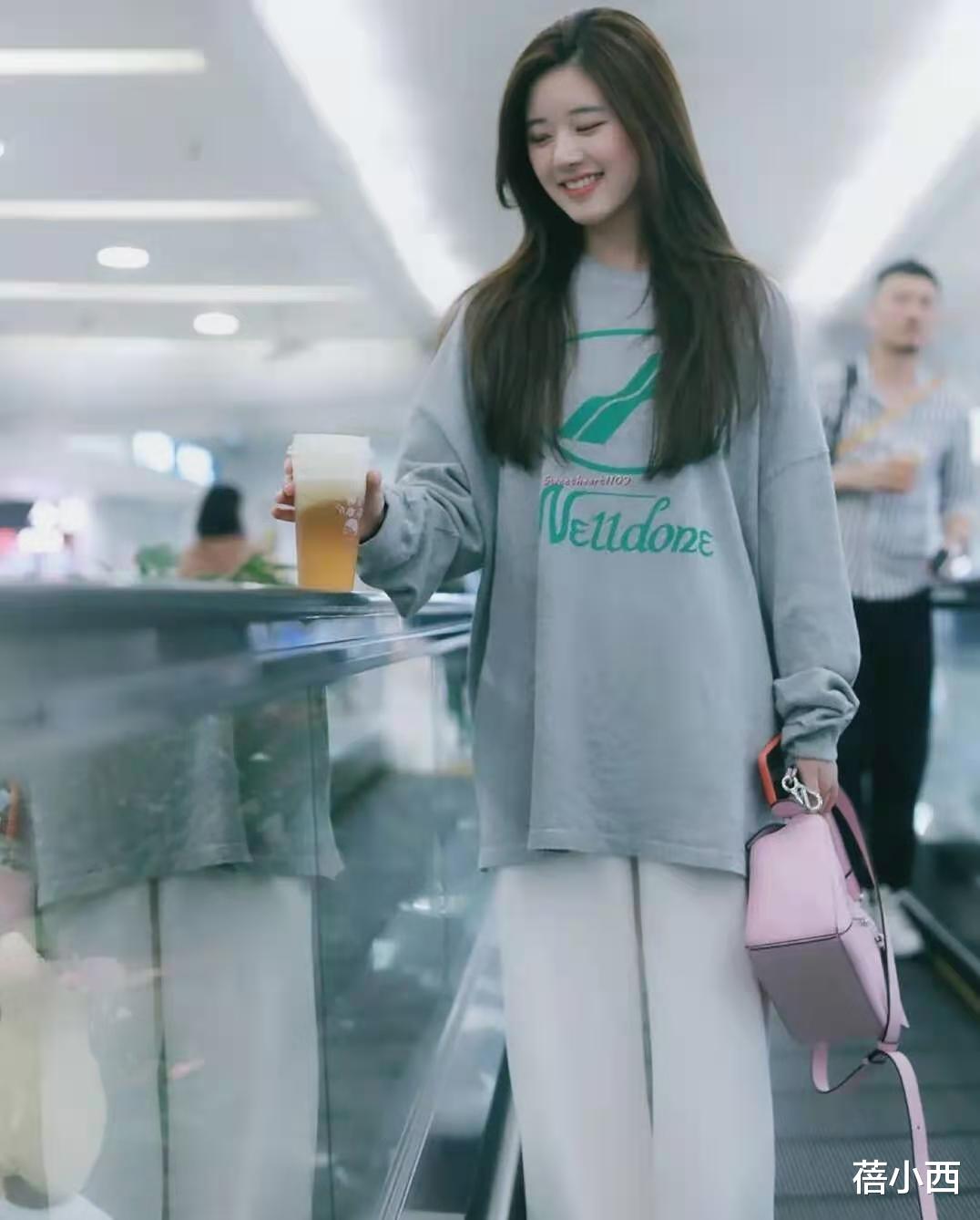 赵露思 “赵露思”真会穿,普通格纹衬衫扎高马尾,青春活力像个大学生