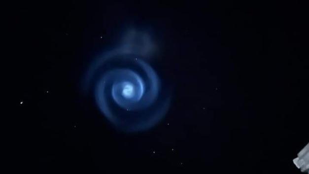 新西兰夜空出现蓝色螺旋，民众惊慌：外星人？