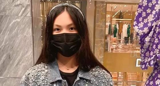 王诗龄 王诗龄疑瘦身成功？练拳击小腿线条吸睛，曾获国际象棋比赛银牌！