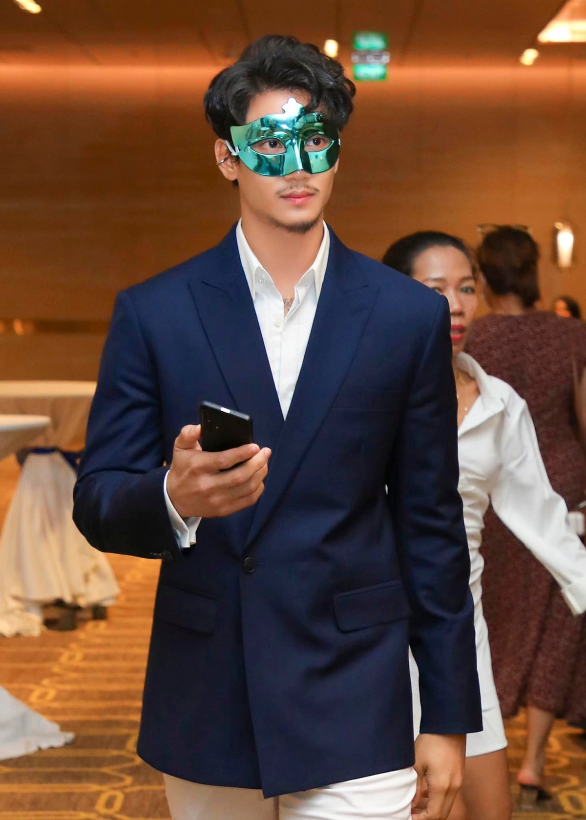 发型 轻松驾驭各种发型！「缅甸水行侠」曝光最新造型，剃光头也帅