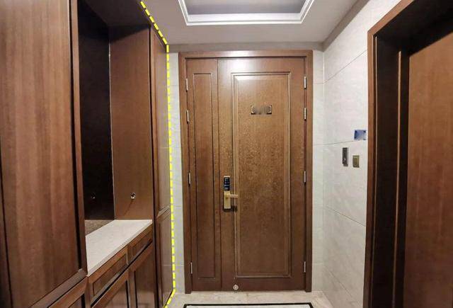 一梯一户，没有邻居，玄关柜挪到电梯前，自家进出换鞋方便多了