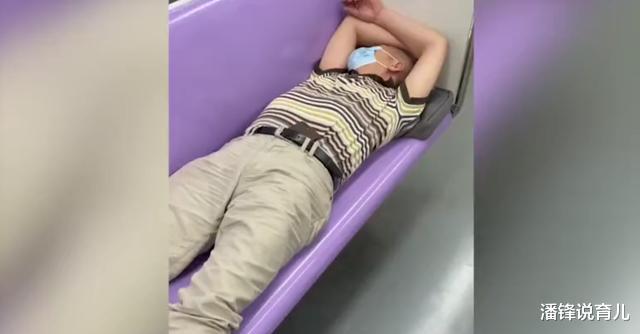 大快人心!男子上海地铁霸座脱鞋横躺,被乘客拎鞋下车扔进垃圾桶