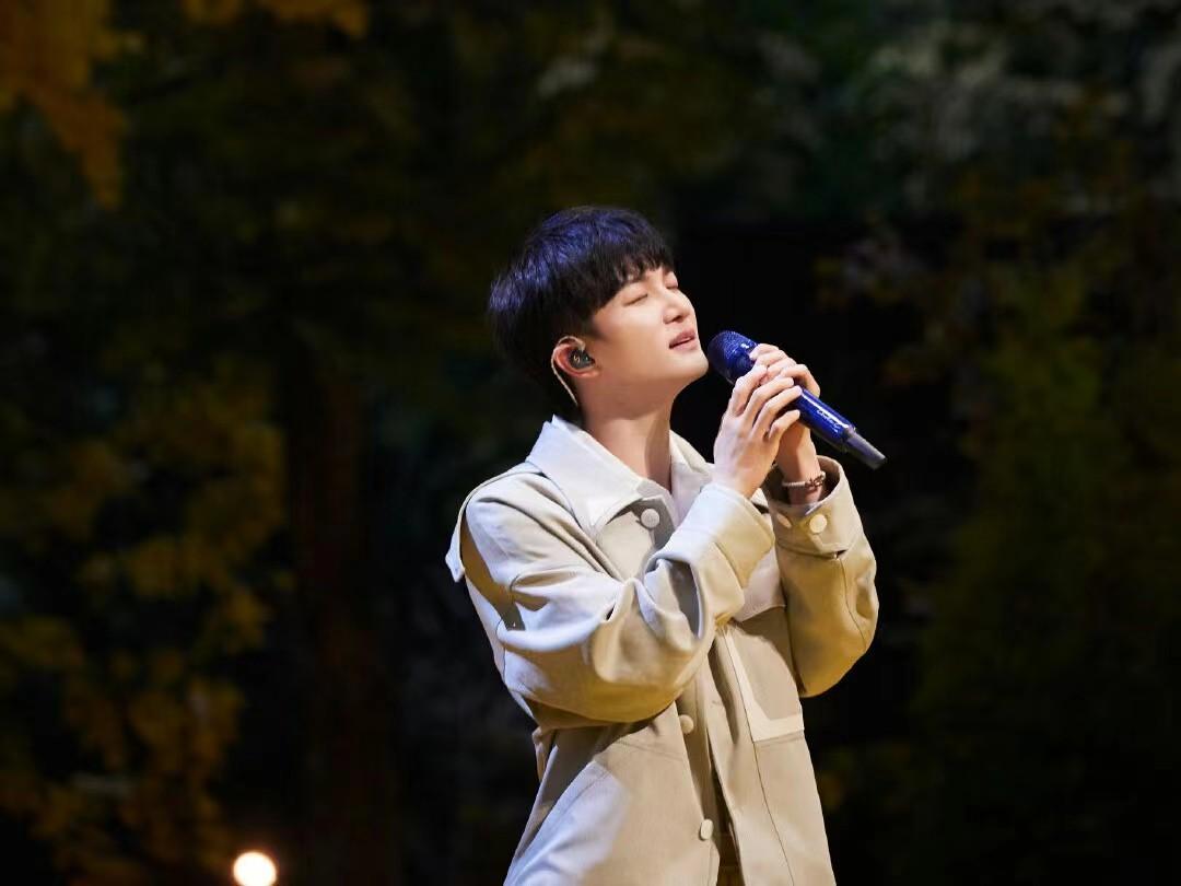 周深|为热爱上场,凭实力优秀,宝藏男孩周深2023跨年盛典晚会再展歌喉