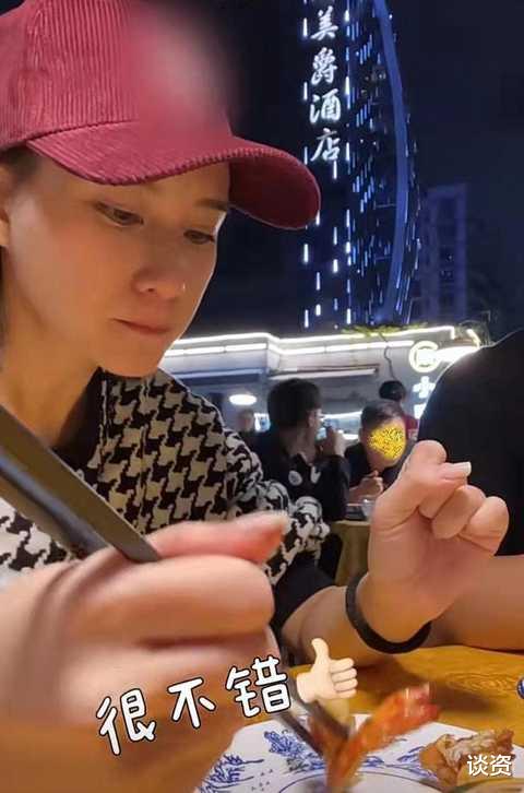 何超莲|何超莲带窦骁吃大排档庆生，人均不到70元，窦骁一脸傻笑超幸福