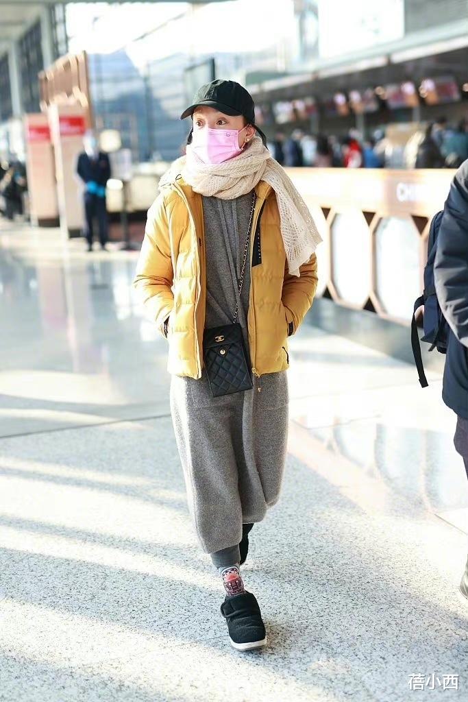 周迅|周迅看不出是74年的人，穿黄色羽绒服配针织连衣裙，时髦又减龄