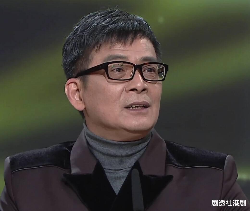 黄日华|13年后再回TVB!黄日华现身颁奖引尖叫,或是其最后一次亮相荧幕