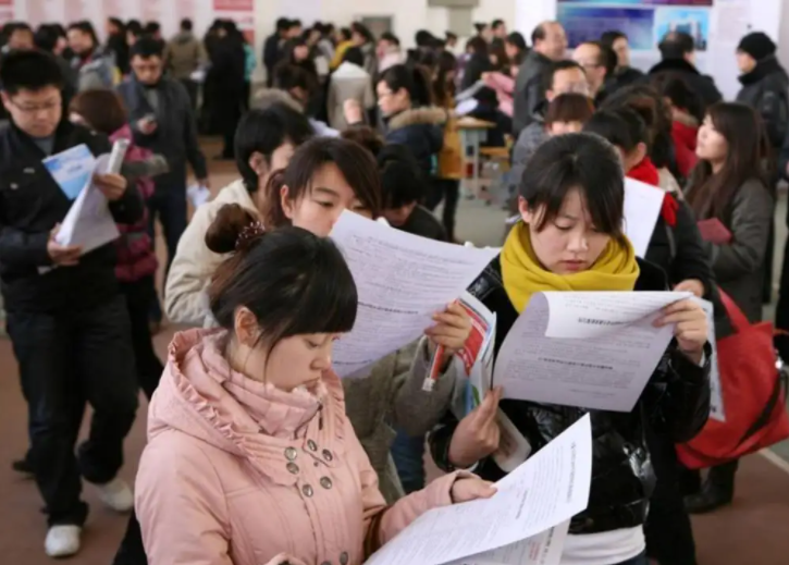 央企|37岁女硕士失业9个月，宁愿在北京卖保险，也坚决不回老家