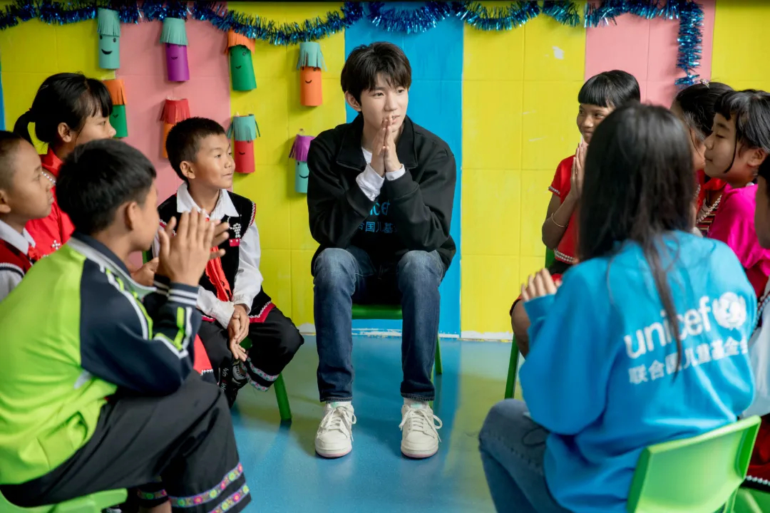 王源|粉丝曝王源做公益，曾现身医院看望小朋友，穿扮低调耐心有亲和力