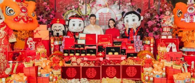 关凌|何猷君结婚3年没办酒,前任再婚却摆满金银珠宝,排场壕过何超盈