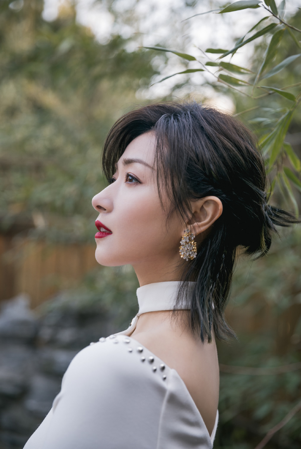 双子座 35岁左右的女人留什么发型好看？中长直发清爽优雅很有气质，很美.