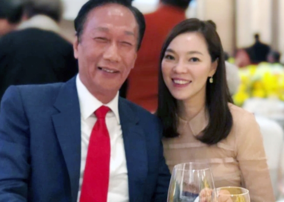 曾馨莹|富士康老板娘晒近照，47岁穿短裙大秀美腿，渴望和71岁老公生4胎