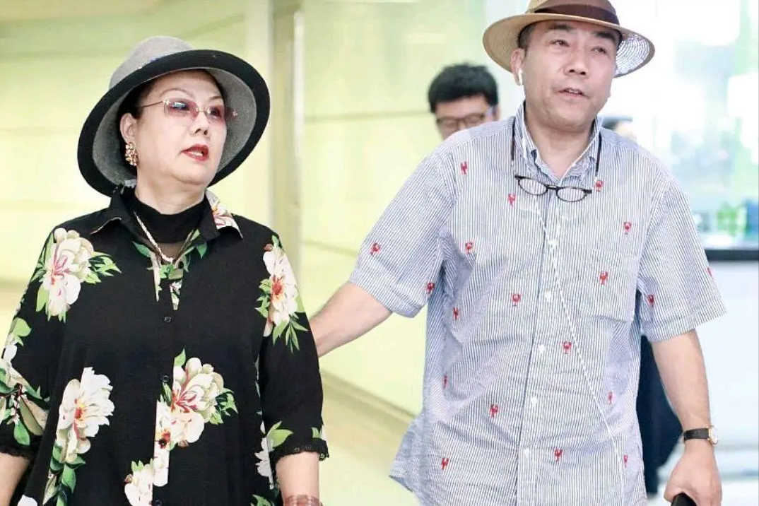 欧阳娜娜|杨议绯闻风波后首次露面，头发花白显老态，曾发视频回应晒合照