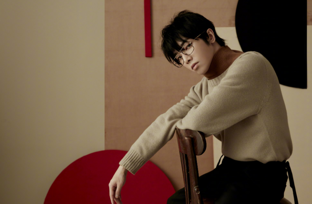 华晨宇|华晨宇晒玫瑰纹身和金色长发，遭导演炮轰：难道不怕带坏青少年吗？