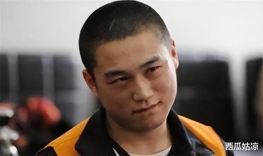 90后杀手被判死刑一脸微笑,向法官鞠躬致谢:我的父母毁了我