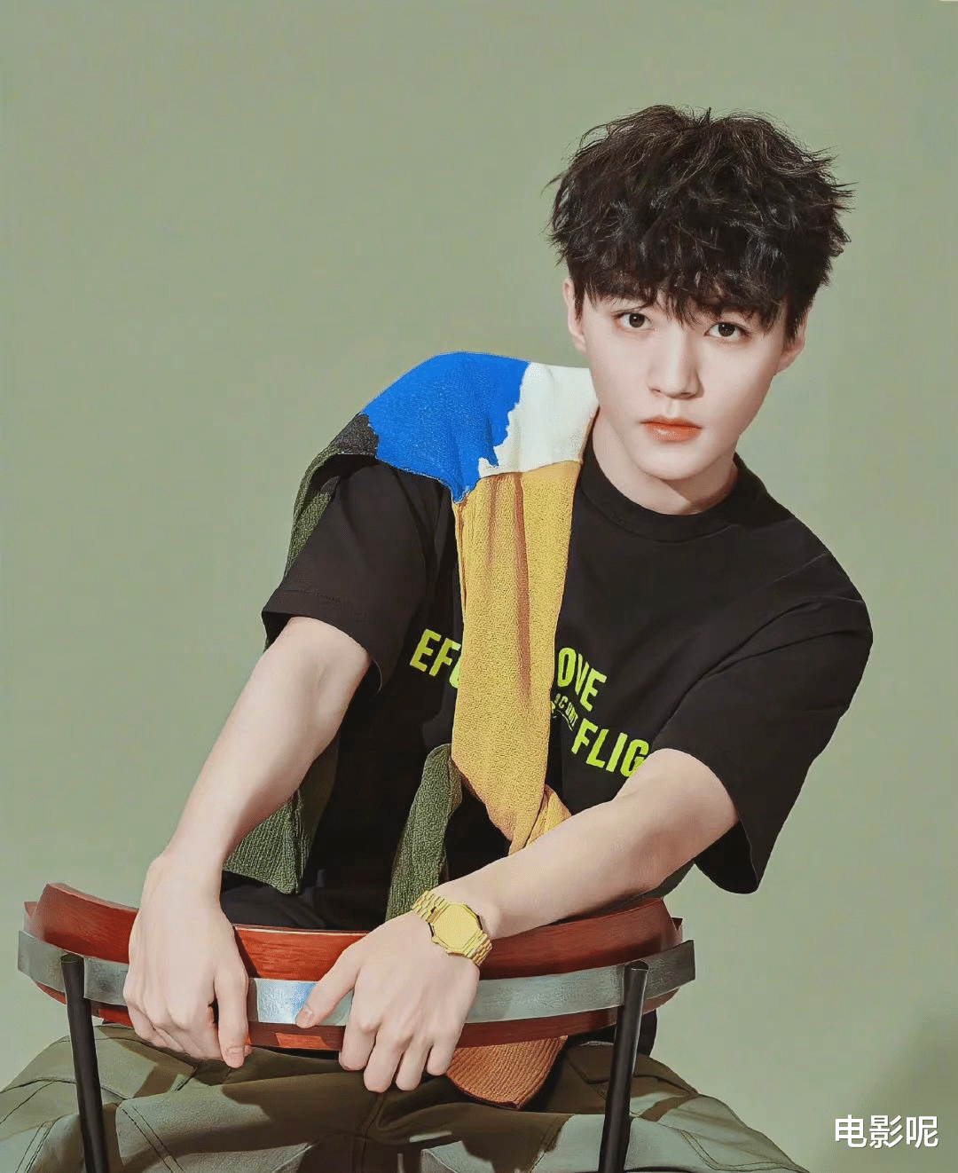 王俊凯|王俊凯童年照被商家做成手机壳,还有真实同款售卖,不少粉丝购买