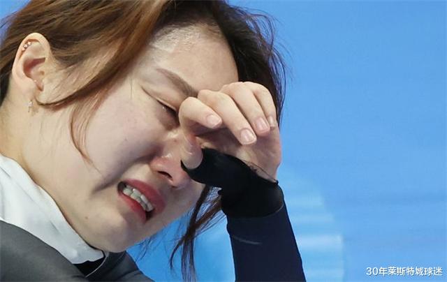 崔敏静|韩国再现“塑料姐妹情”！崔敏静连拉带拽丢冠后痛哭，队友乐开花