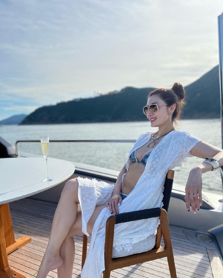 李嘉欣|52岁李嘉欣罕晒泳装照！傲人身材无赘肉，网友：看不出年过半百