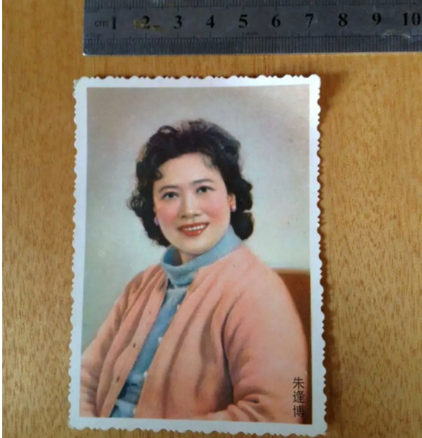 朱逢博|著名歌手朱逢博：30岁闪婚施鸿鄂，，今85岁守着丈夫骨灰生活14年