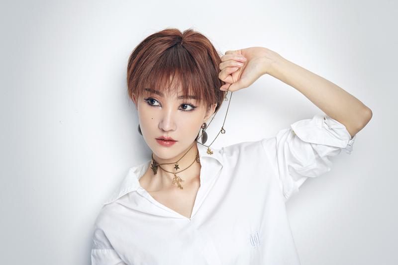 致命记忆之花开双生 卢彩艺短发写真曝光攻气十足《致命记忆之花开双生》引发灵魂震颤