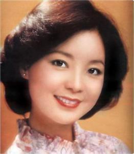 邓丽君|邓丽君唱歌4次忘词！瞪眼害羞太尴尬，首次上电视因忘词被雪藏