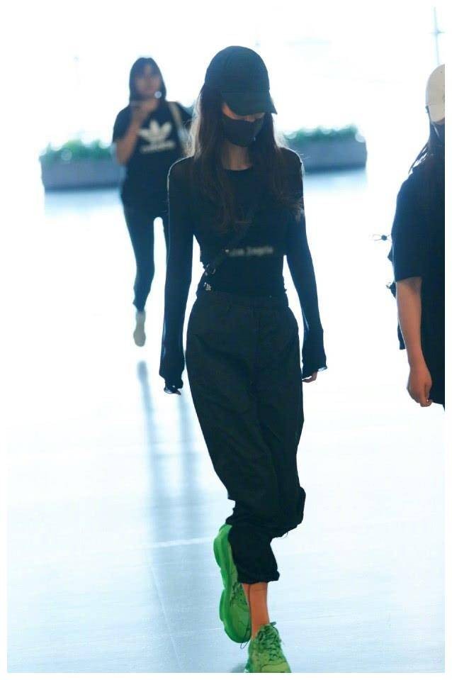 |Baby穿粉色旗袍录节目，身形骨感腰肢纤细，大红唇秒变民国名媛