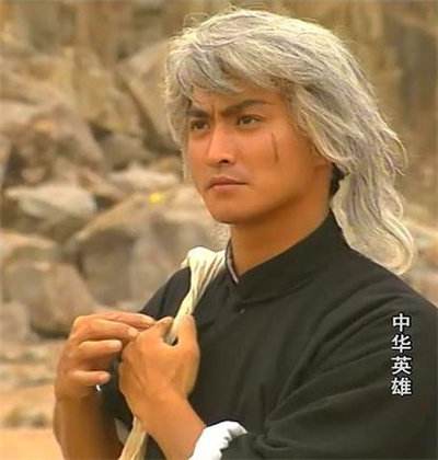 钟嘉欣|62岁港星何家劲内地捞金!坐着商演排场大,在惠州办厂身家过亿