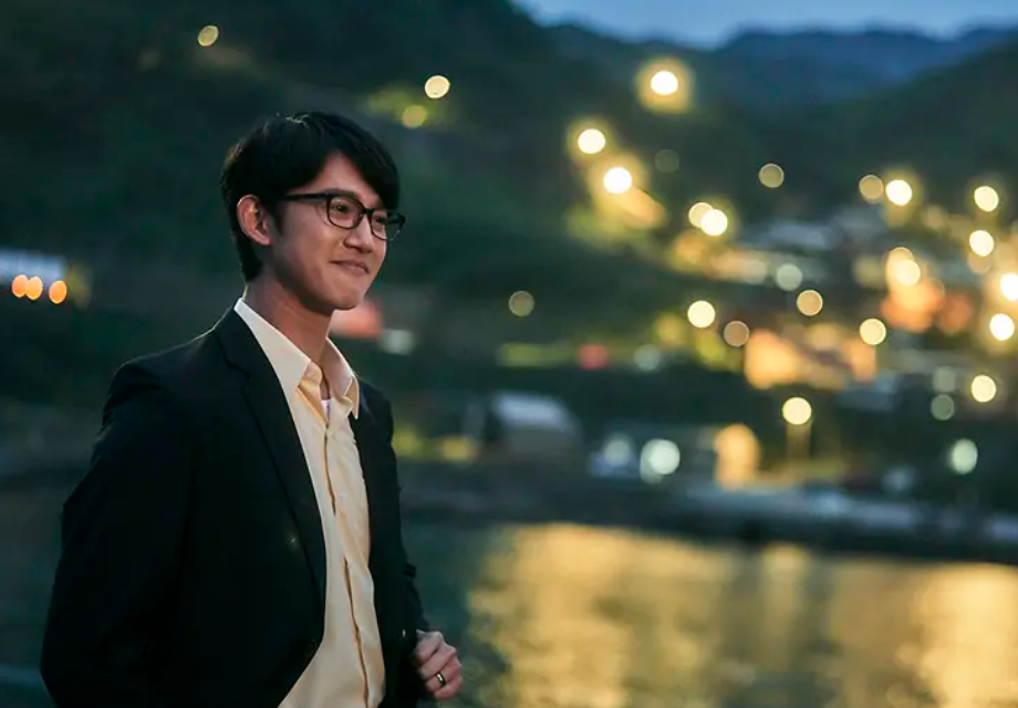《我们与恶的距离》,舆论的复杂性,可以“救人”也可以“害人”