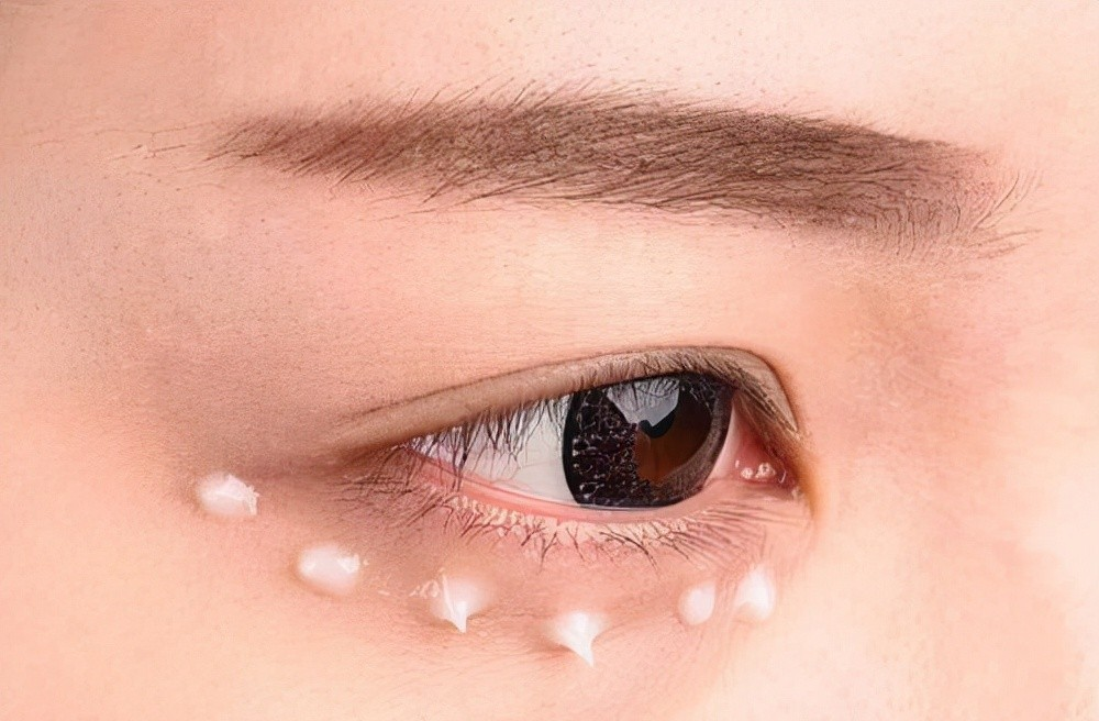 眼霜 女人涂眼霜时,应尽量避开这5个“误区”,否则涂再贵的也没效果。