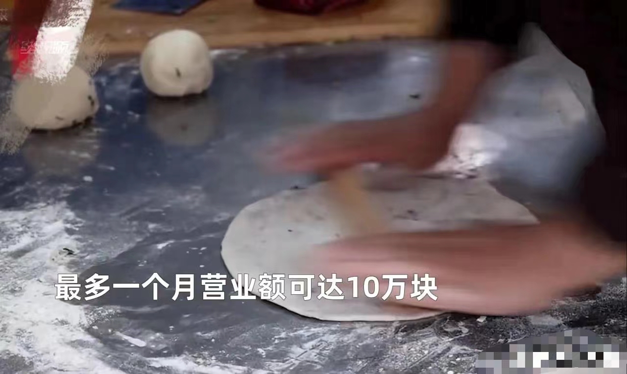 她,仅靠卖饼12年攒下100多万,攒下的钱竟然不留一分给自己。