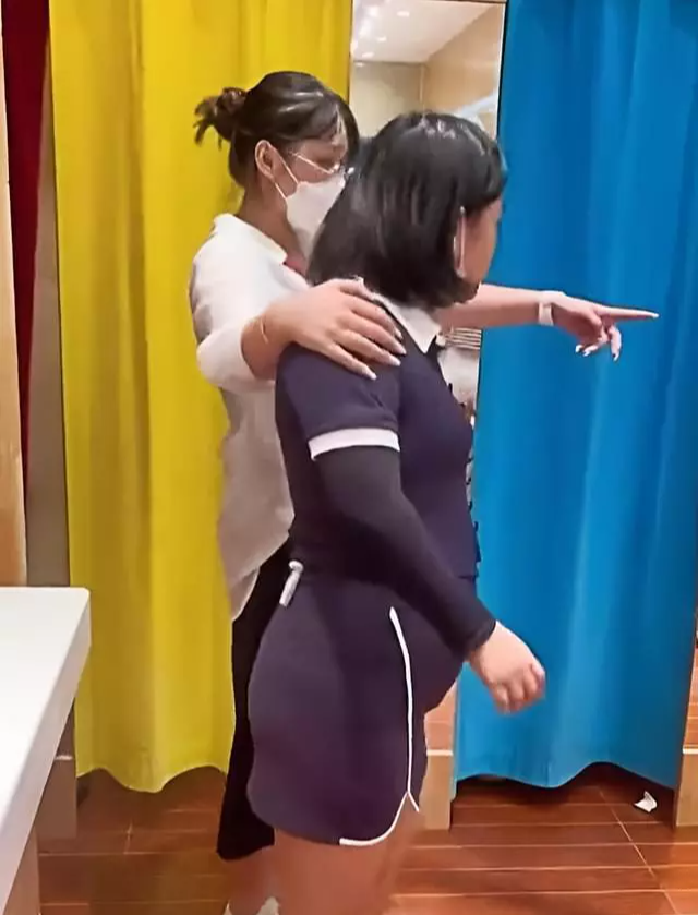 福建一女子买衣服,试穿勒出一身赘肉,导购直夸:你的身材好好哦
