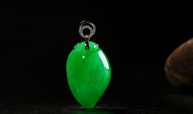 翡翠|翡翠的色彩十分丰富，每一种色彩的寓意都不同，适合的人群也不同