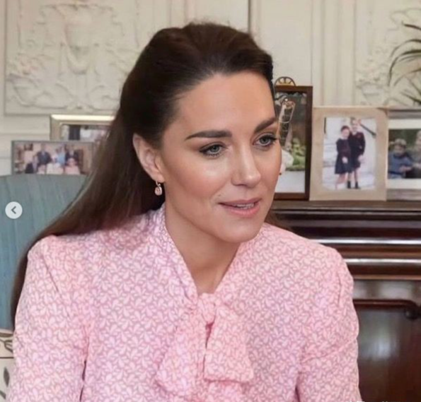 威廉|梅根风波后凯特携乔治王子现身，粉红蝴蝶结温柔着装现春日好心情。