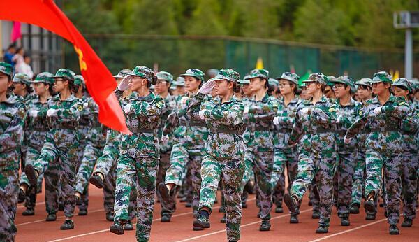 “透明军训服”走红,隐私被暴露在外,网友:学生的隐私谁来保障