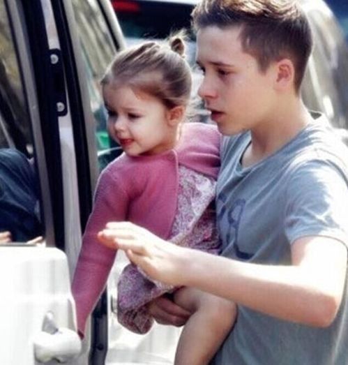 维多利亚|“最会投胎”的贝小七：吐个舌头令全世界萌化，遗传到父亲的颜值