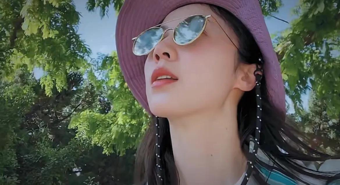 孙莉|孙莉公开4岁儿子正脸,和二女儿一模一样,多妹门牙掉光萌萌哒