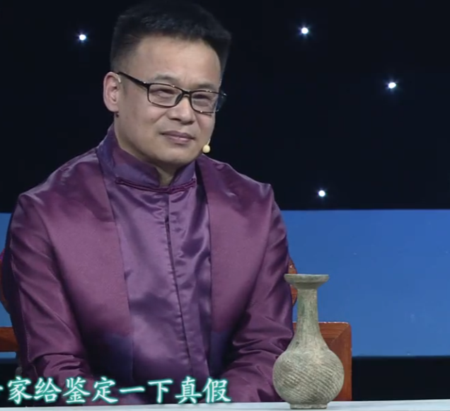 5000元在网上买了一个琉璃瓶,大叔预估10万元