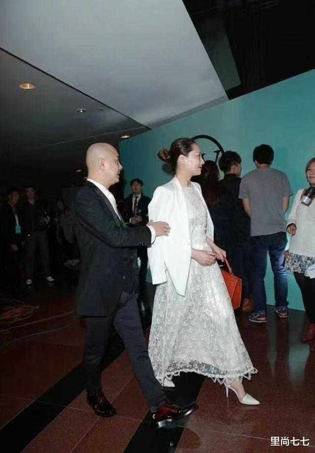 短发 张卫健老婆罕见晒照，胖了一圈好富态，剪短发气质好温柔