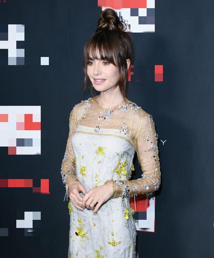 莉莉·柯林斯|莉莉·柯林斯穿半透视薄纱绣花裙!雪肤玉貌美得让人窒息