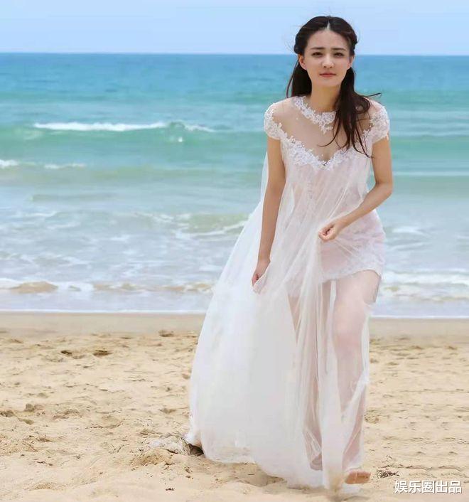 徐璐|徐璐趴在礁石上拍大片,穿亮片长裙贵气逼人,气质引起热议