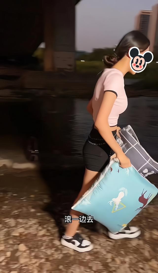 女子在桥洞里打地铺,路过男子想脱单上前表白:跟我回家结婚生娃