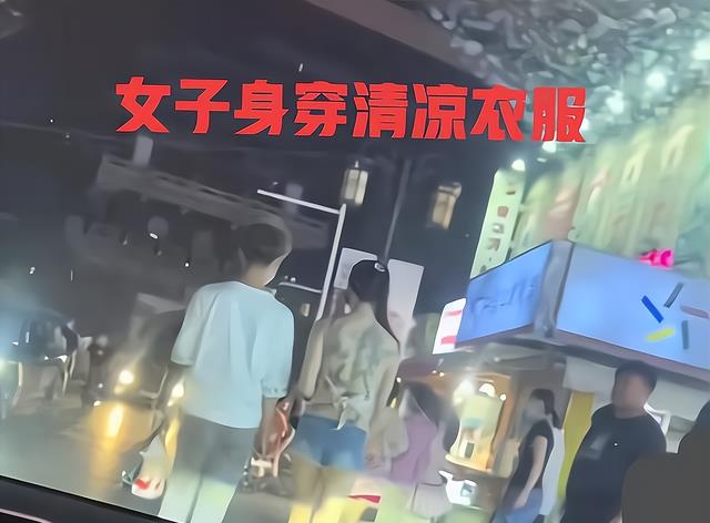 夜晚女子穿一块布逛街回顾,满背纹身引发关注,男友贴心保护