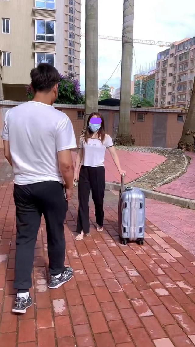女子带行李去相亲，男子看到她和相片里长得不一样，转身就走