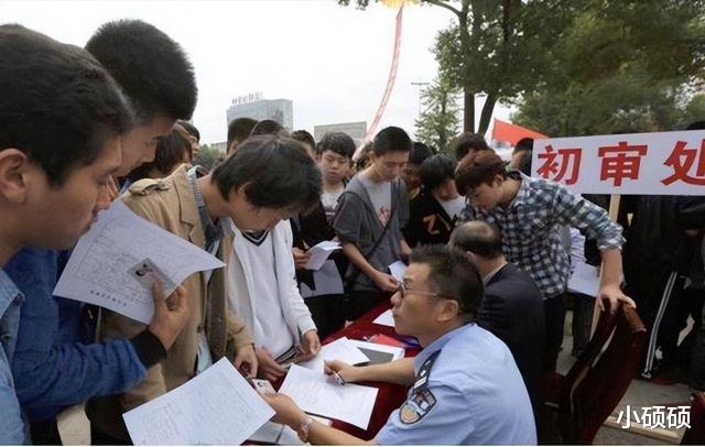 招聘|乡镇公务员迎来“3不限”,报名门槛或将下降,对专科生也很友好