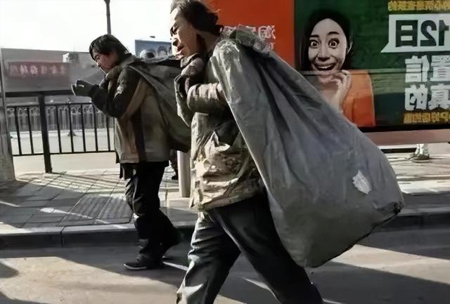 名校小伙倾家荡产40万治好女友,却惨遭背叛,万念俱灰成流浪汉