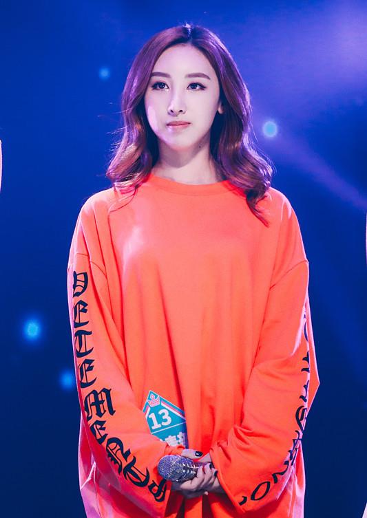 许靖韵|靠选秀走红的27岁女星，乘飞机落地确诊后，住院治疗疑被踢出节目