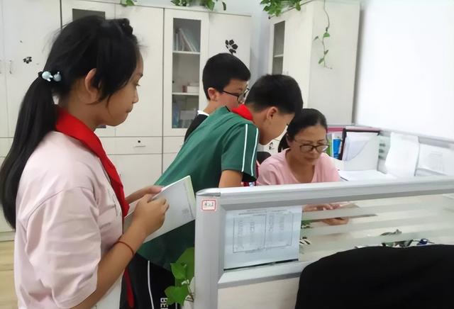 数学|教师们“办公桌现状”,英语老师桌面堆积如山,看到体育老师笑了