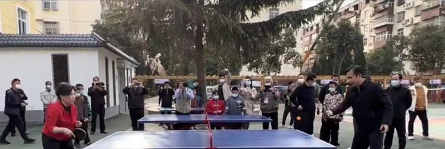 邓亚萍|49岁邓亚萍和老乡打乒乓球！被打到跳出画面，周围站满观众场面大