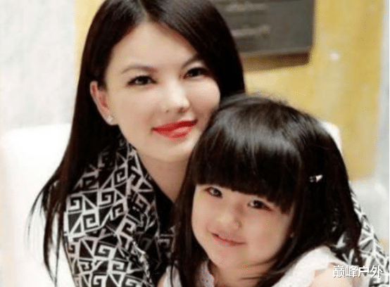 李湘|李湘和女儿出游被偷拍,真面目露相把之前照片全删了