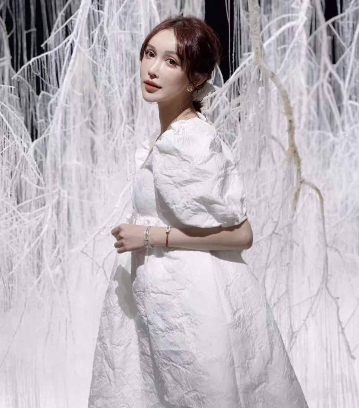 整容|吴晓辰:14岁被妈妈带去整容,15年整了300多次,一张脸都值上海一套房