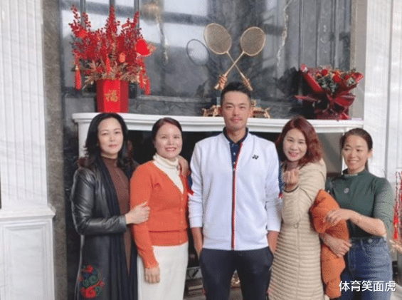 林丹|壕无人性！林丹乔迁之喜，7000万别墅曝光，院内300万豪车太显眼
